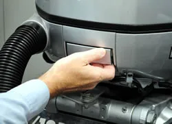 Honda single-latch cowl